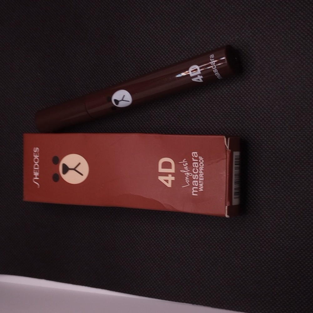 Really cute Bear 4D long lash mascara waterproof color black